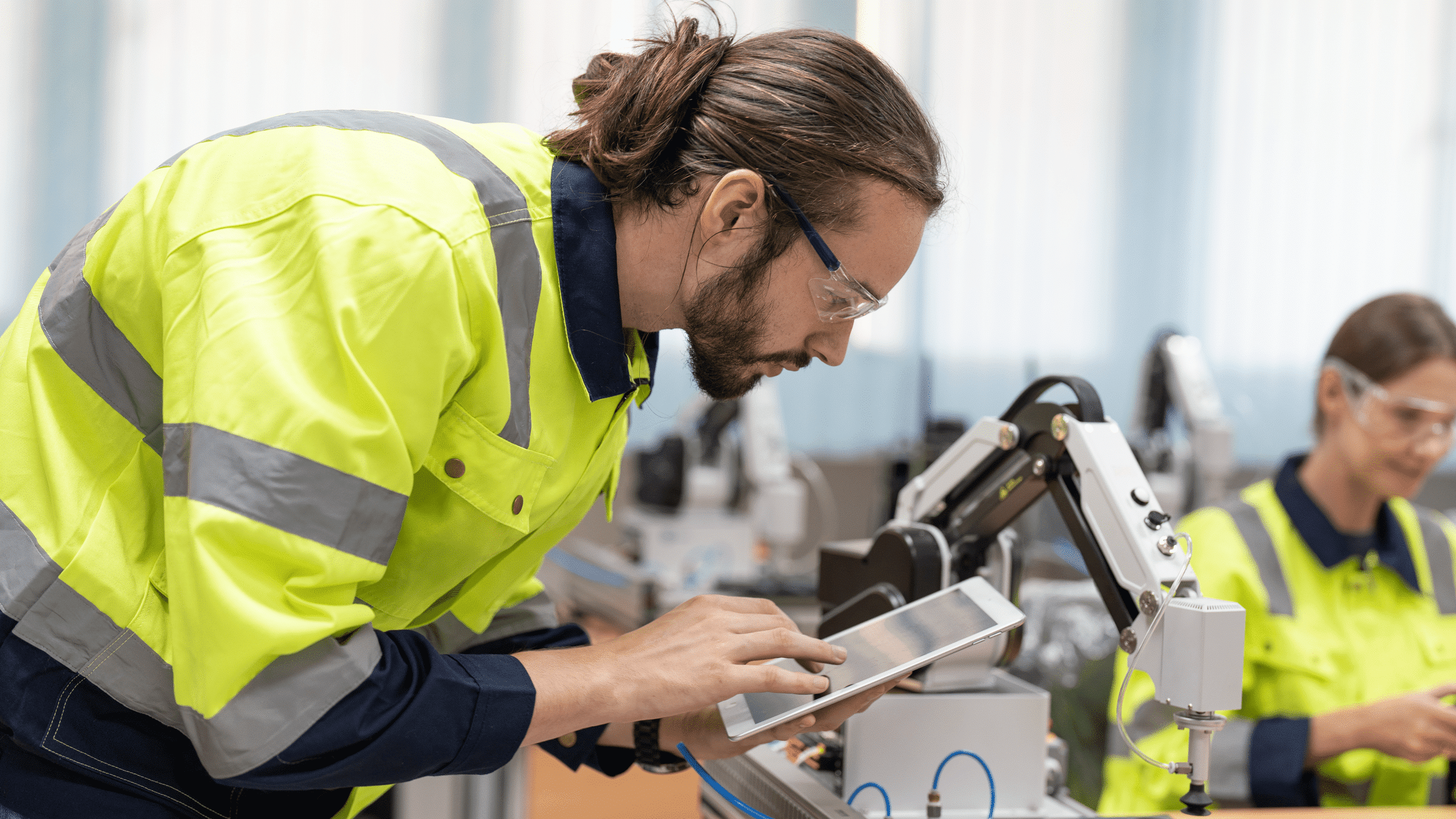 Ein Ingenieur nutzt eine ferngesteuerte Test- und Kontroll-KI