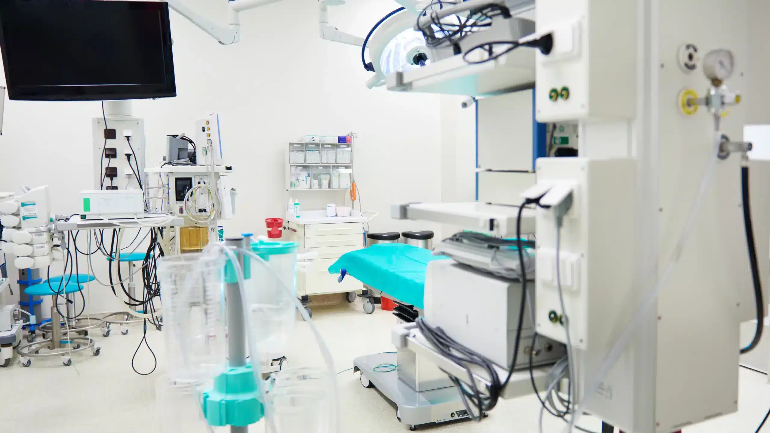 Ein leerer OP-Raum mit medizinischer Ausstattung 