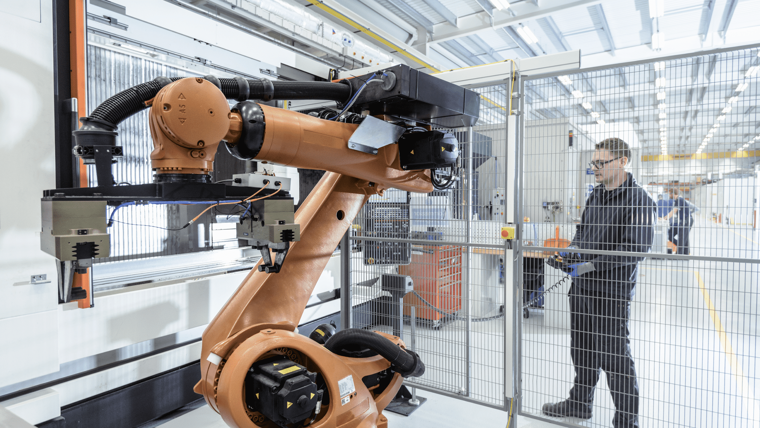 Ingenieur steuert einen Roboterarm